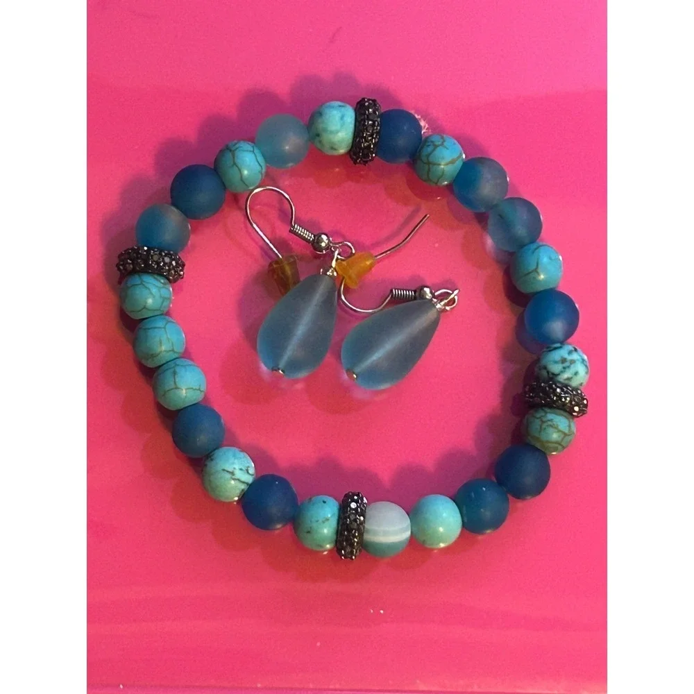 Set Blue Turquoise Colored Stretch Bracelet + Earrings Beautiful Shades Of Blue